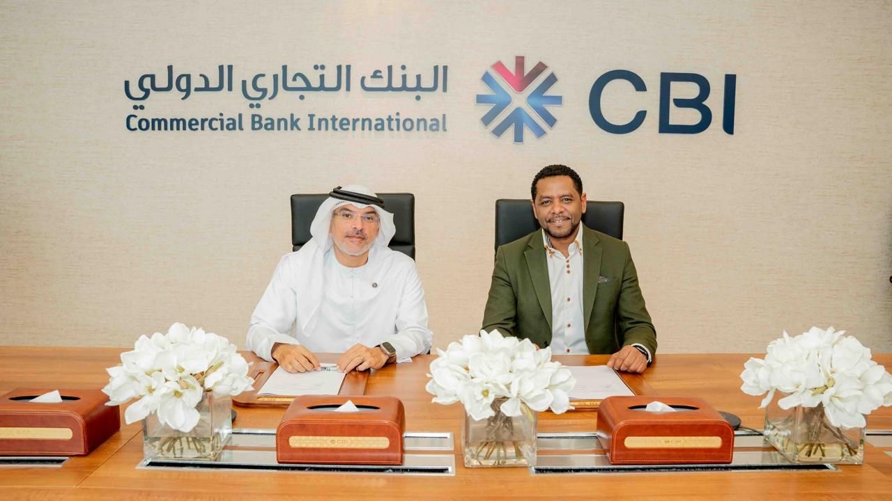 Michel Tzsfaldet unterzeichnet eine Partnerschaftsvereinbarung unter dem Logo der Commercial Bank International (CBI) in Dubai.
