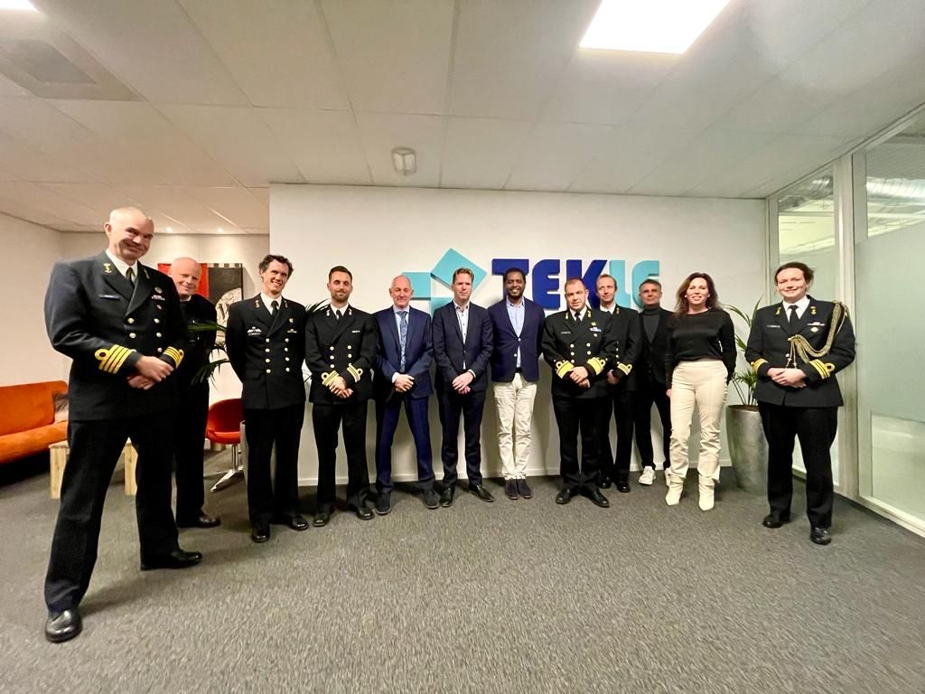 Michel Tzsfaldet mit einer uniformierten Delegation der Königlich Niederländischen Marine in den Büros von Tekle Holographics.